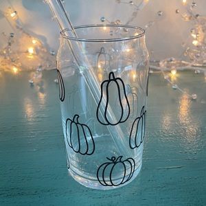 Handmade 16oz glass with glass straw / black sparkly pumpkins 🎃